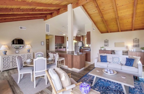 Beach Barber Tract Condo | Ocean 3 Blocks * Prof Design * AC * Upper Level