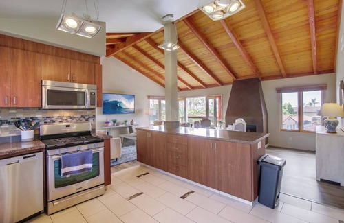 Beach Barber Tract Condo | Ocean 3 Blocks * Prof Design * AC * Upper Level