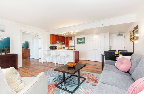 Waikiki Condo | Ocean and Mountain Views Condo at the Royal Garden w/Great Hotel Amenities