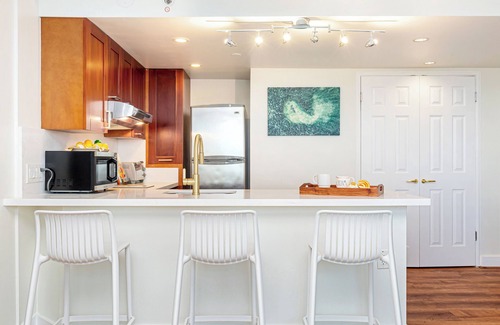 Waikiki Condo | Ocean and Mountain Views Condo at the Royal Garden w/Great Hotel Amenities