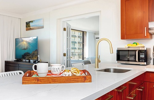 Waikiki Condo | Ocean and Mountain Views Condo at the Royal Garden w/Great Hotel Amenities