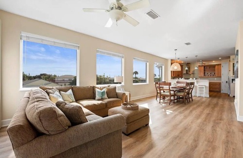 Cocoa Beach House | Ocean Blue Beach House: 3B/3B Downtown Cocoa Beach House