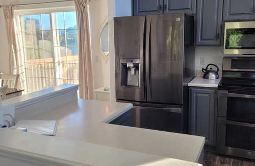 Brookings House | Ocean Blue View with apartment. A 4 bedroom home with AC, WiFi in Brookings, OR