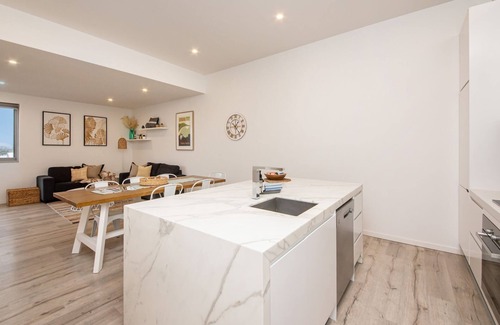Dromana Apartment | Ocean Blue Views in Central Dromana