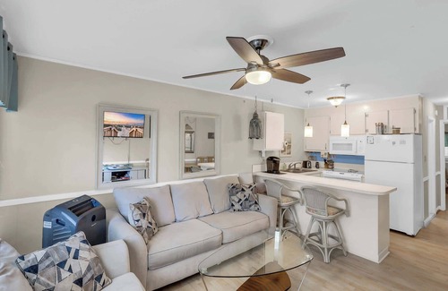 Ocean Drive Condo | Ocean Blvd Paradise Steps to Beach w Pool