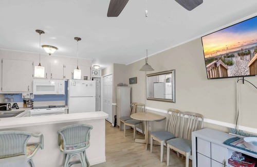 Ocean Drive Condo | Ocean Blvd Paradise Steps to Beach w Pool