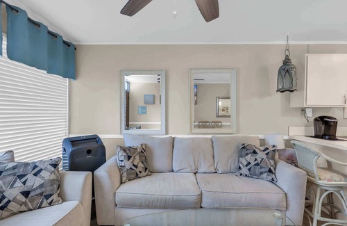 Ocean Drive Condo | Ocean Blvd Paradise Steps to Beach w Pool
