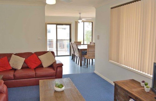 Shoal Bay Apartment | Ocean Breeze, 5/4 Shoal Bay Avenue - Fabulous location opposite Shoal Bay beach