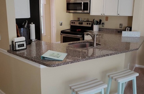 Hilton Head Island Villa | Ocean breeze treetops, sleeps 6 walk tobeach 3pools tennis dog friendly w/d wifi