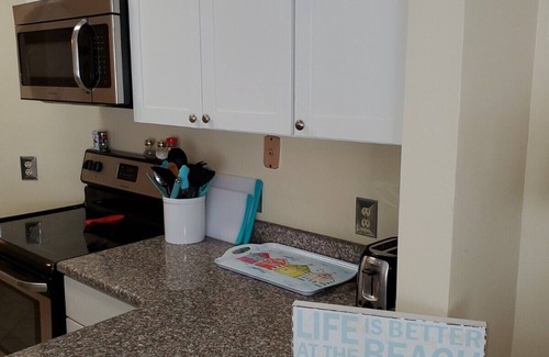 Hilton Head Island Villa | Ocean breeze treetops, sleeps 6 walk tobeach 3pools tennis dog friendly w/d wifi