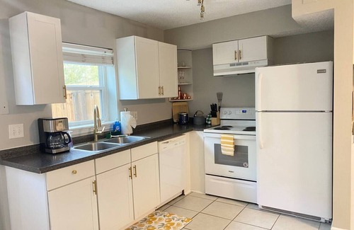 Jacksonville Beach House | Ocean breezes! 2 King Rooms-1/2 block to Ocean