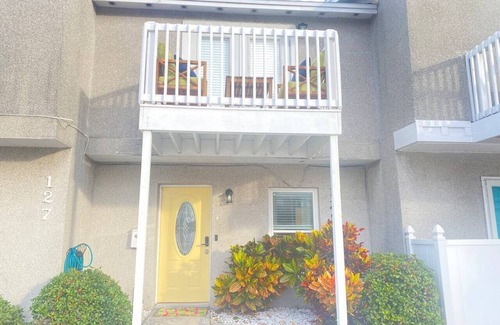 Jacksonville Beach House | Ocean breezes! 2 King Rooms-1/2 block to Ocean