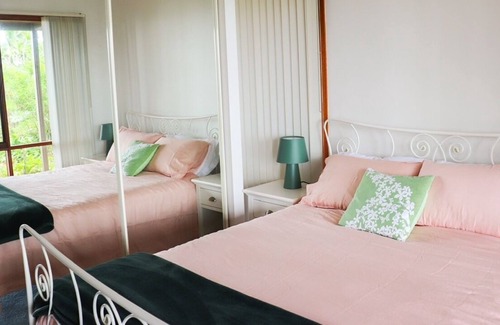 Sunshine Bay House | OCEAN CLIFFTOP , FAMILY OASIS WITH AMAZING VIEWS ( Pet Friendly , Sleeps 10.