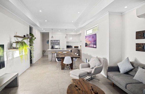 Quindalup House | Ocean Cove Chalet is just 500m from the Dunsborough beach