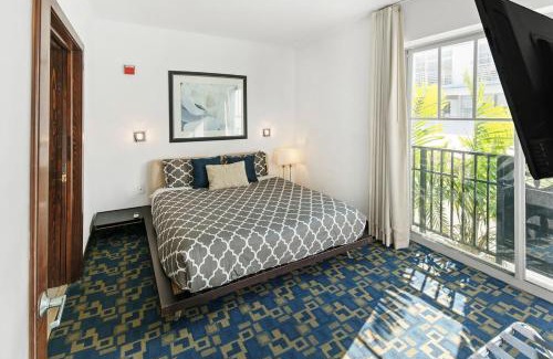 South Beach House | Ocean Drive 1BDR Rooftop Pool with cabanas
