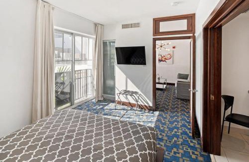 South Beach House | Ocean Drive 1BDR Rooftop Pool with cabanas