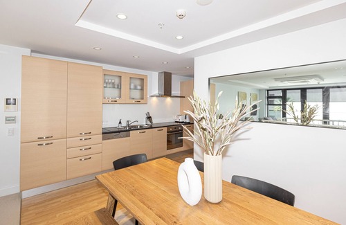 Mount Maunganui Apartment | Ocean Eleven 4, with sea peeps to the Main Beach.