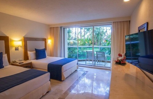 Cozumel Hotel | Ocean Front Studio with Gym & Hot Tub