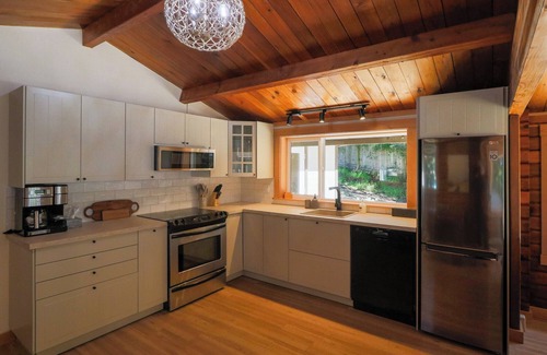 Regional District of Nanaimo House | OCEAN FRONT/BEACH access, RENOVATED House Private Lot, PET Friendly, Short Term