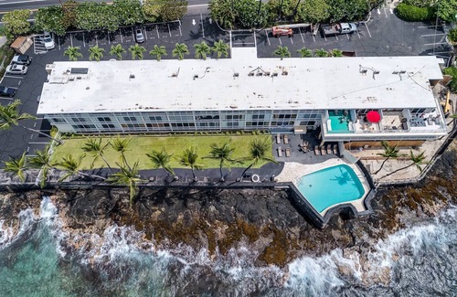 Kahaluu Bay Condo | Ocean front condo 40 feet from the sea!