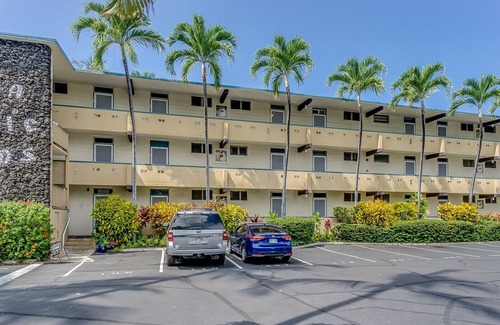 Kahaluu Bay Condo | Ocean front condo 40 feet from the sea!