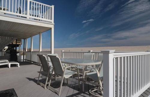 North Beach Haven Apartment | OCEAN FRONT DUPLEX SLEEPS 8