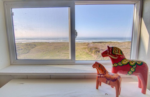 Yachats House | Ocean Front Home On A Quiet Beach Near Yachats! Hot tub!