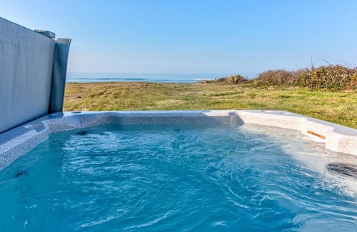 Yachats House | Ocean Front Home On A Quiet Beach Near Yachats! Hot tub!