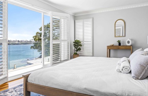 Bundeena House | Ocean Front Luxury - The Lambeth Walk