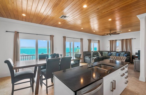 George Town House | Ocean Front Property With Pool. - George Town