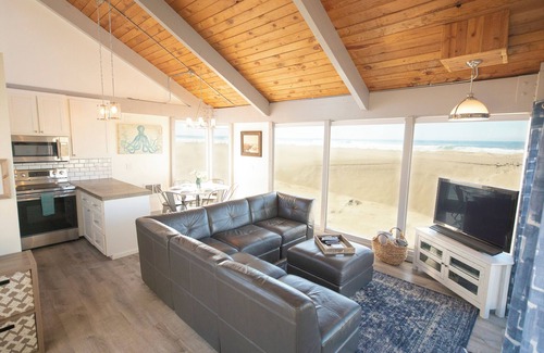 Kiwanda Shores House | Ocean Front.Sand in your toes getaway!
