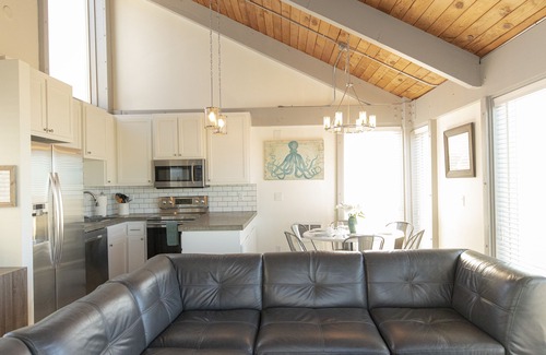 Kiwanda Shores House | Ocean Front.Sand in your toes getaway!