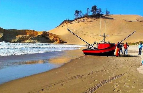 Kiwanda Shores House | Ocean Front.Sand in your toes getaway!