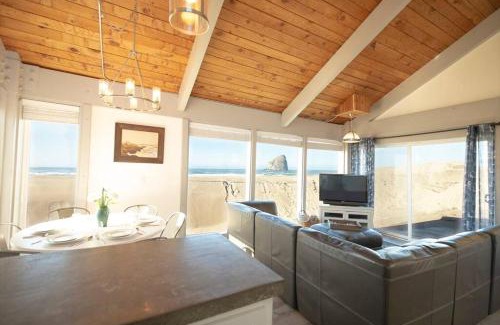 Kiwanda Shores House | Ocean Front.Sand in your toes getaway!