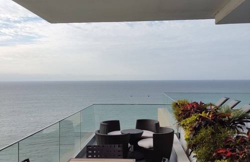 Manta Apartment | Ocean Front Suite Apartment in Manta Poseidon Building