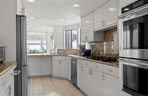 Manhattan Beach Condo | OCEAN FRONT + TOP FLOOR, 4 BEDROOM MANHATTAN BEACH HOUSE- MINIMUM OF 3 NITES REQ
