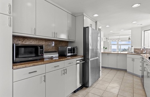 Manhattan Beach Condo | OCEAN FRONT + TOP FLOOR, 4 BEDROOM MANHATTAN BEACH HOUSE- MINIMUM OF 3 NITES REQ