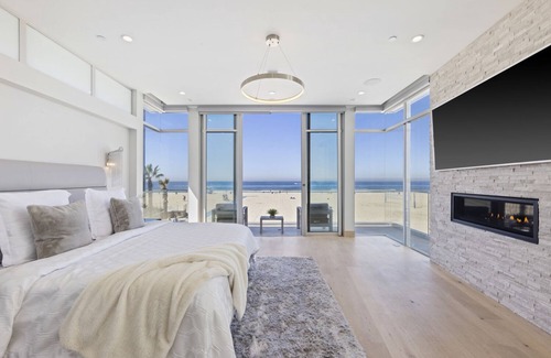 Hermosa Beach Villa | Ocean Front Villa!- 15 Minutes from LAX Airport, Sofi, Intuit Dome and Forum