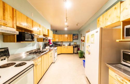 Downtown Victoria Hostel | Ocean Island Inn | Backpackers | Suites