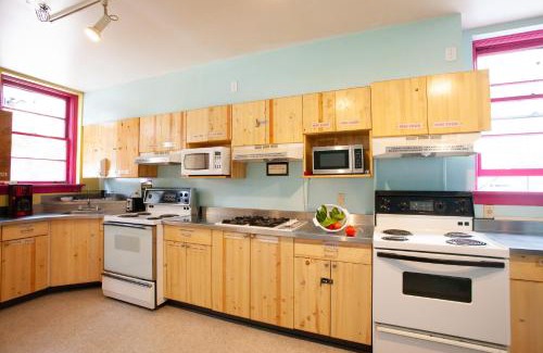 Downtown Victoria Hostel | Ocean Island Inn | Backpackers | Suites