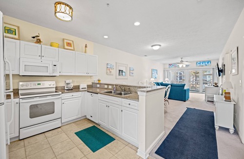 Ocean Drive Condo | Ocean Keyes 3622 - Bedroom Condo - Walk to Beach - Screened In Porch