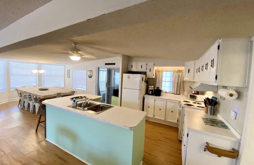 Surfside Beach House | OCEAN LAKES FAMILY CAMPGROUND W/GOLF CART, LINENS, EXTENDED WIFI & CABLE