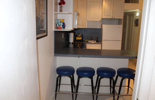 Galt Mile Condo | Ocean Manor Hotel Beachfront Resort living