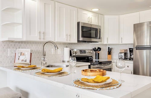 Waikiki Condo | Ocean-Marina Sunset Views Condo with Full Kitchen at Ilikai Hotel by Beach