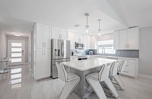 Connors House | Ocean Pearl - Luxury - 1 Mile To The Beach! - Heated Salt Water Pool - Southern Exposure