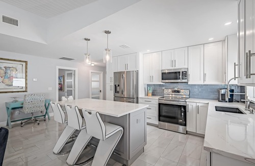 Connors House | Ocean Pearl - Luxury - 1 Mile To The Beach! - Heated Salt Water Pool - Southern Exposure