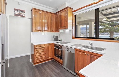Bulli House | Ocean-Pool & Bulli Beach Family Retreat - 4BR, Walk to Cafes & Coastal Walk