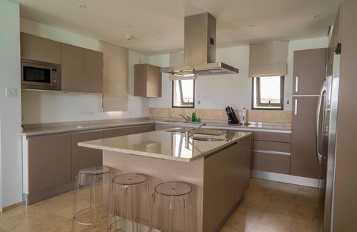 Worthing Condo | Ocean Reef Penthouse Cottage