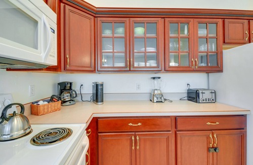 Ocean Shores Condo | Ocean Shores Condo w/Private Tub < 1 Mi to Beach!