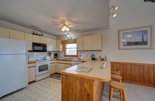 Salvo House | ocean-side home w/private hot tub, washer/dryer, central A/C, sundecks, fast WiFi